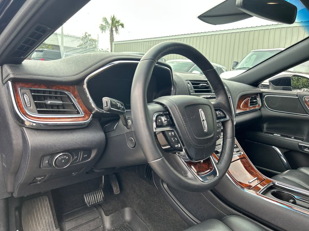 Used 2019 Lincoln Continental Select w/ Continental Climate Package FWD image 9
