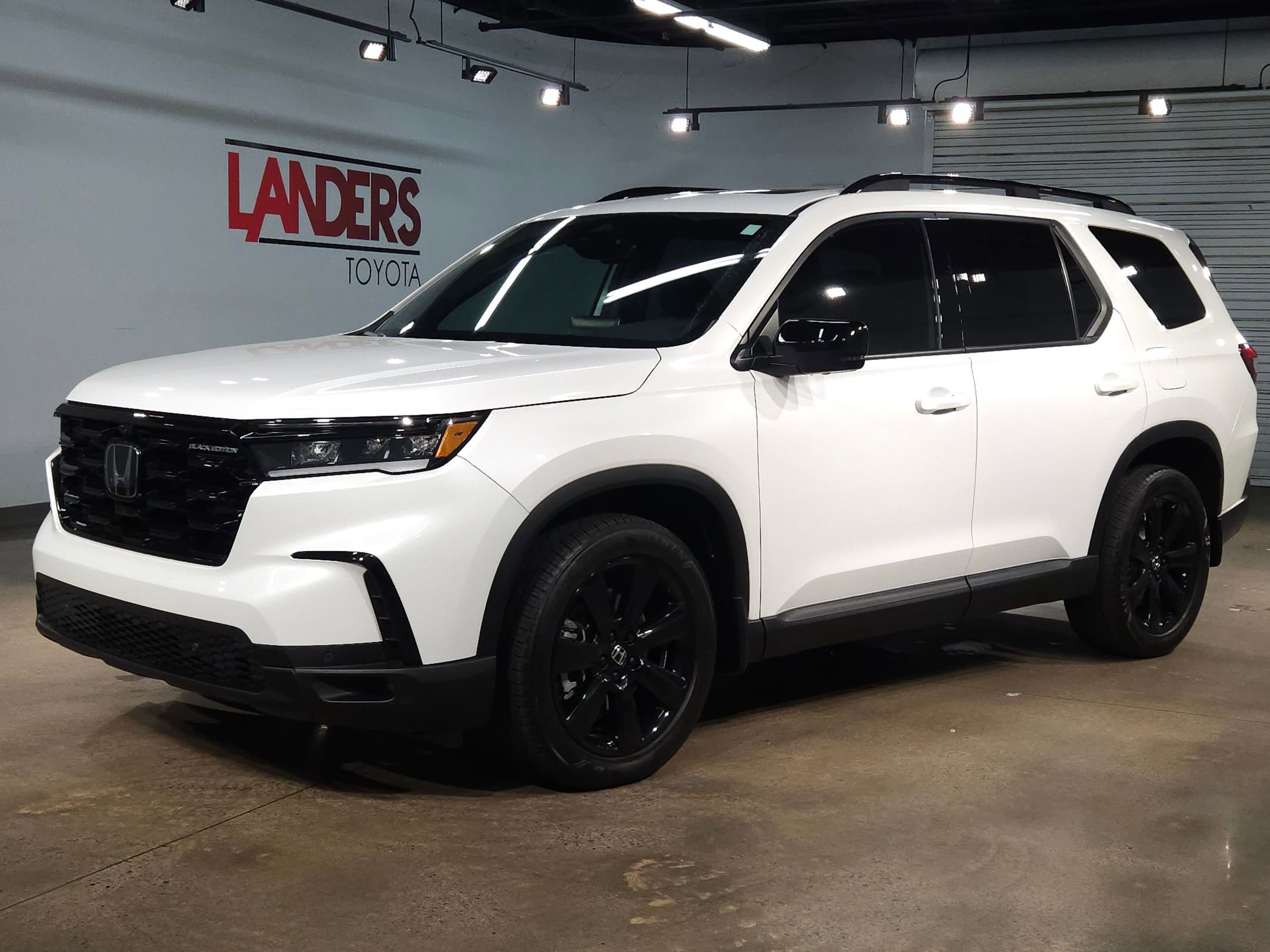 Used 2025 Honda Pilot Black Edition image 3