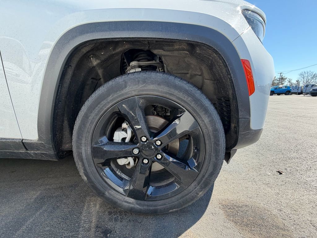 Used 2023 Jeep Grand Cherokee Limited w/ Black Appearance Package image 9