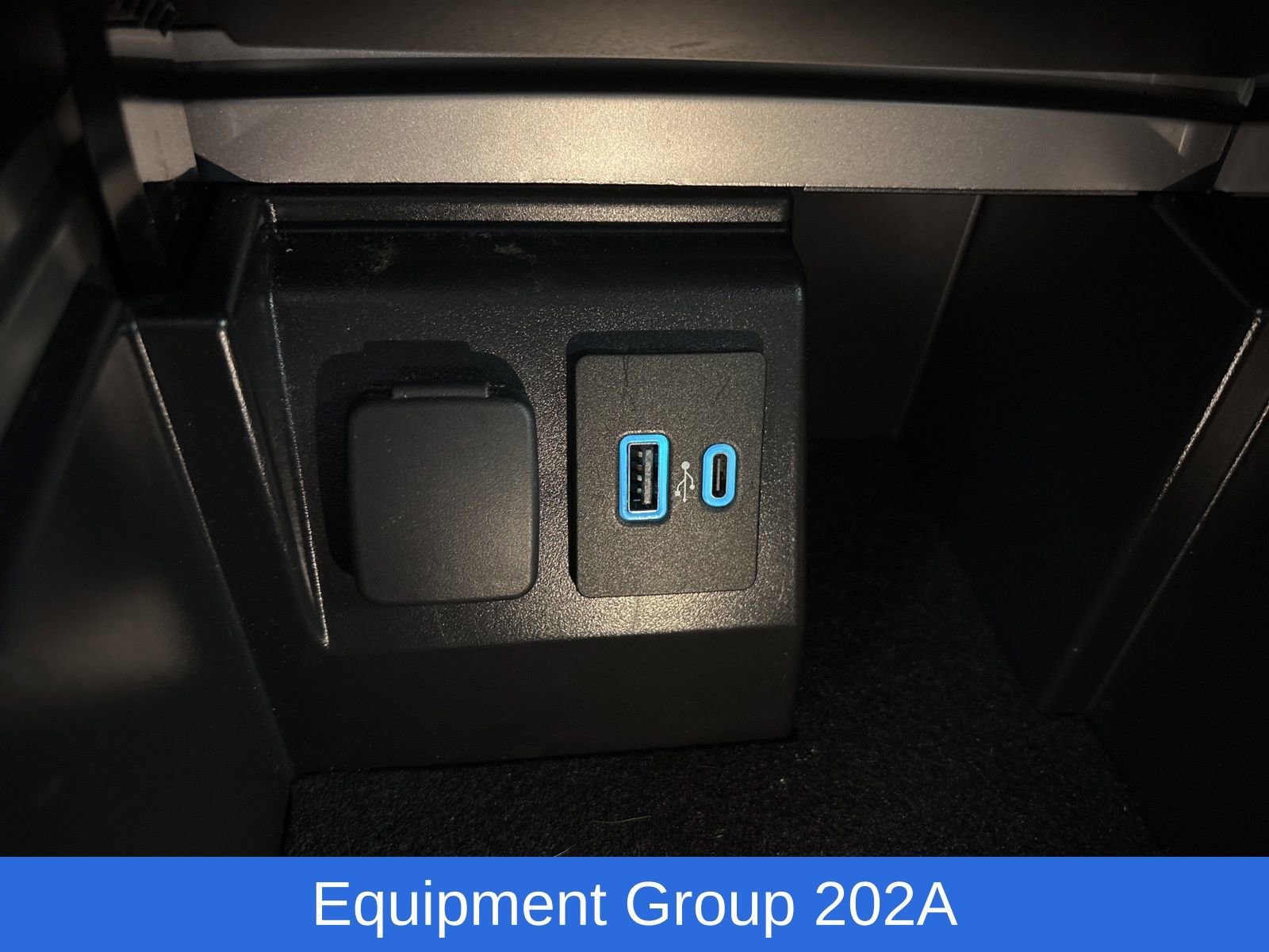 Used 2022 Ford Explorer XLT w/ Equipment Group 202A AWD/4WD image 27