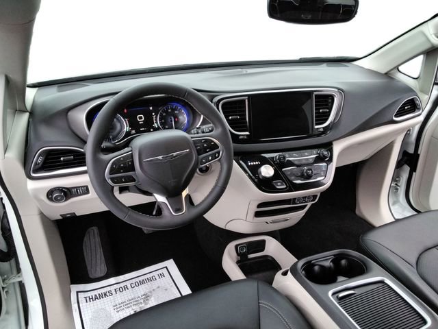Used 2024 Chrysler Pacifica Touring-L image 30