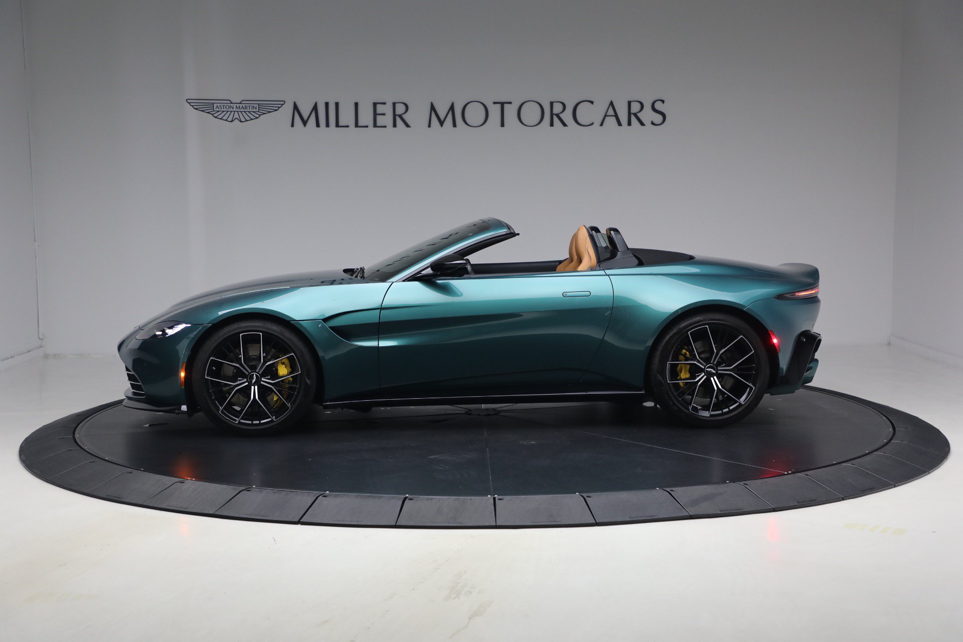 Used 2023 Aston Martin V8 Vantage Roadster RWD image 3
