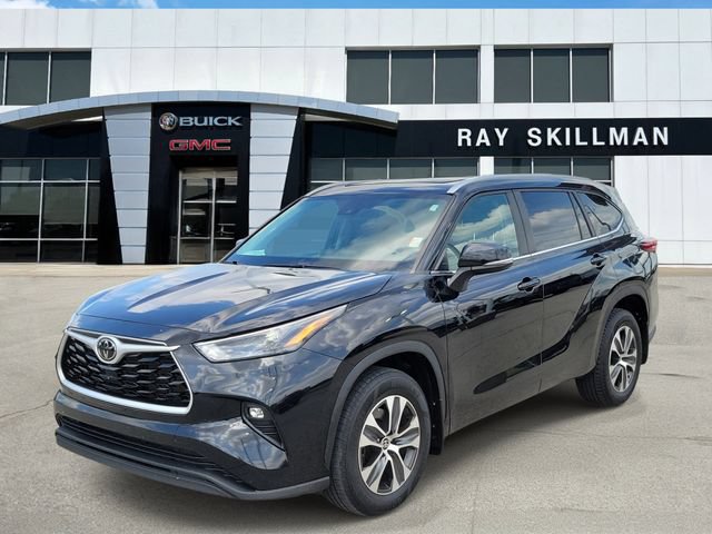 Used 2023 Toyota Highlander XLE AWD/4WD image 3