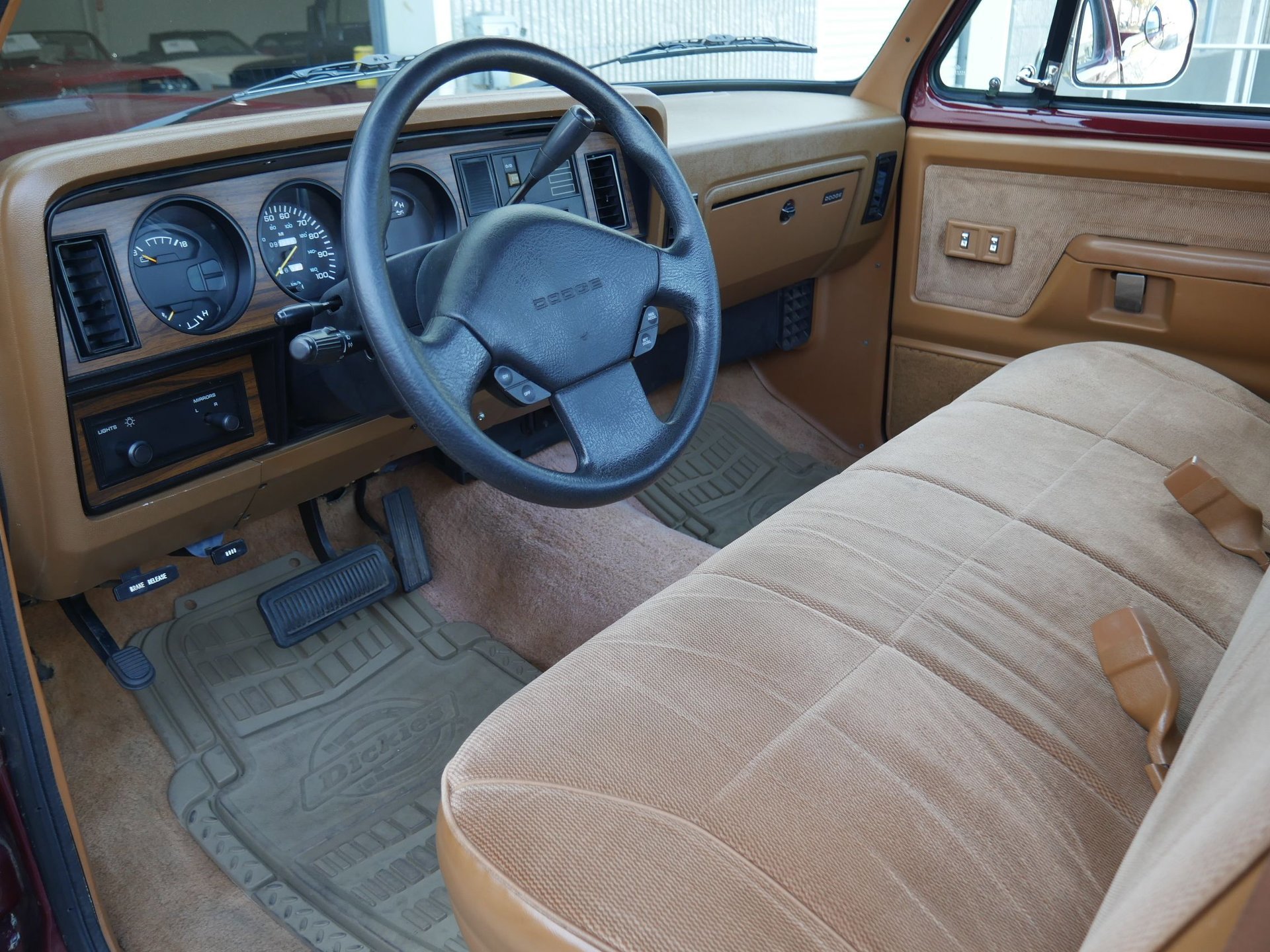 Used 1992 Dodge D/W Truck 150 RWD image 4