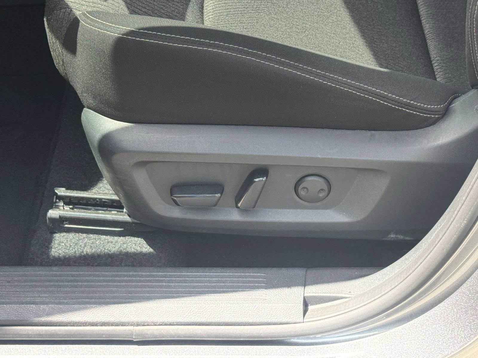 Used 2025 Nissan Rogue SV FWD image 22