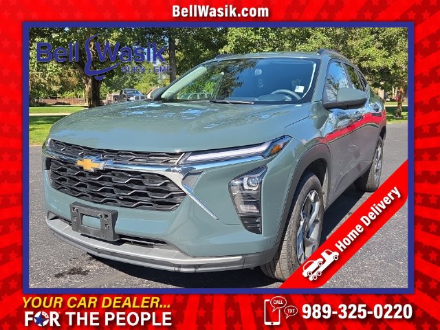 Used 2025 Chevrolet Trax LT FWD image 1