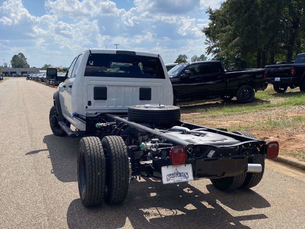 New 2027 RAM 4500 4x4 Crew Cab DRW image 4