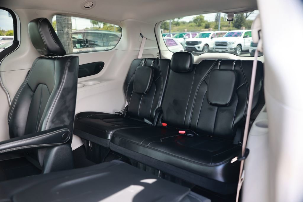 Used 2023 Chrysler Pacifica Touring-L w/ Uconnect Theater Family Group FWD image 35