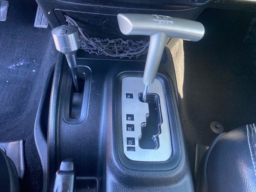 Used 2018 Jeep Wrangler Unlimited Rubicon w/ Connectivity Group AWD/4WD image 12