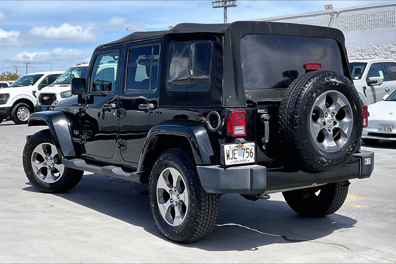 Used 2017 Jeep Wrangler Unlimited Sahara w/ Connectivity Group AWD/4WD image 4