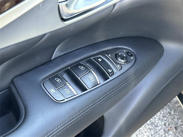 Used 2019 INFINITI Q70 Luxe w/ Proactive Package image 18