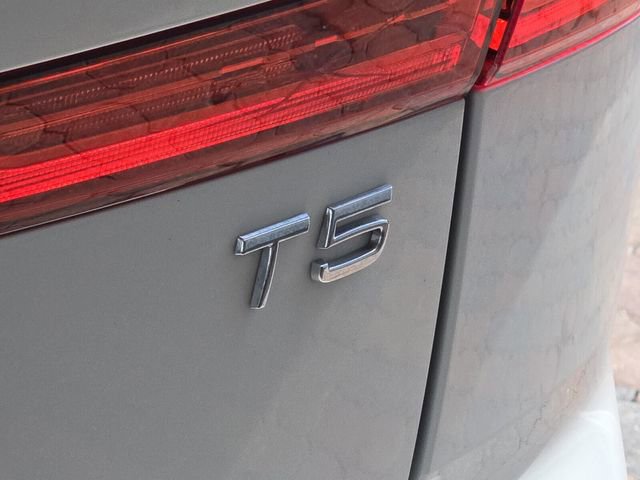 Used 2021 Volvo XC60 T5 Momentum image 9