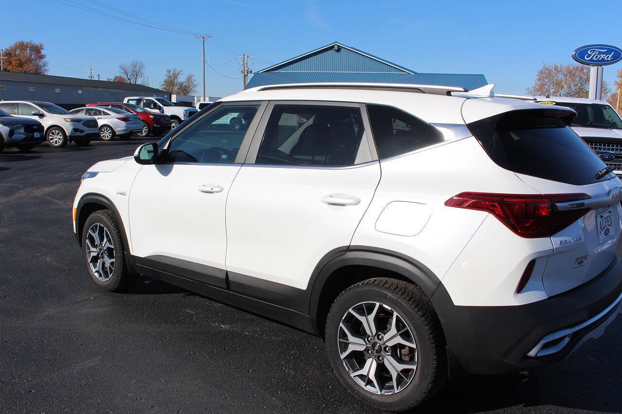 Used 2022 Kia Seltos EX image 2