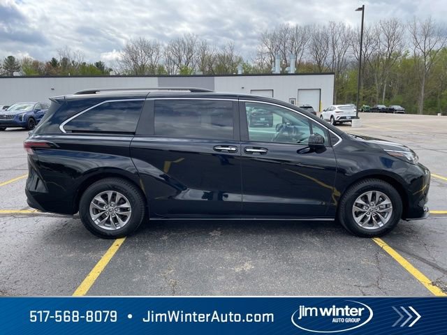 Used 2024 Toyota Sienna XLE FWD image 7