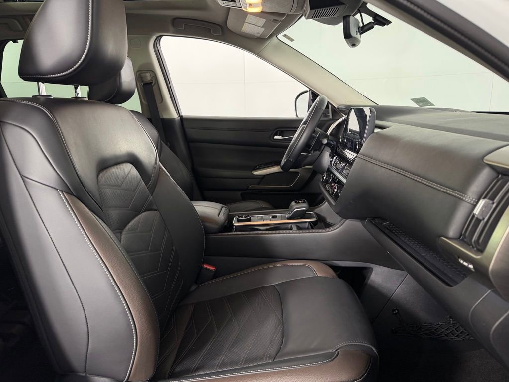 Used 2024 Nissan Pathfinder Platinum w/ Black Appearance Package image 36