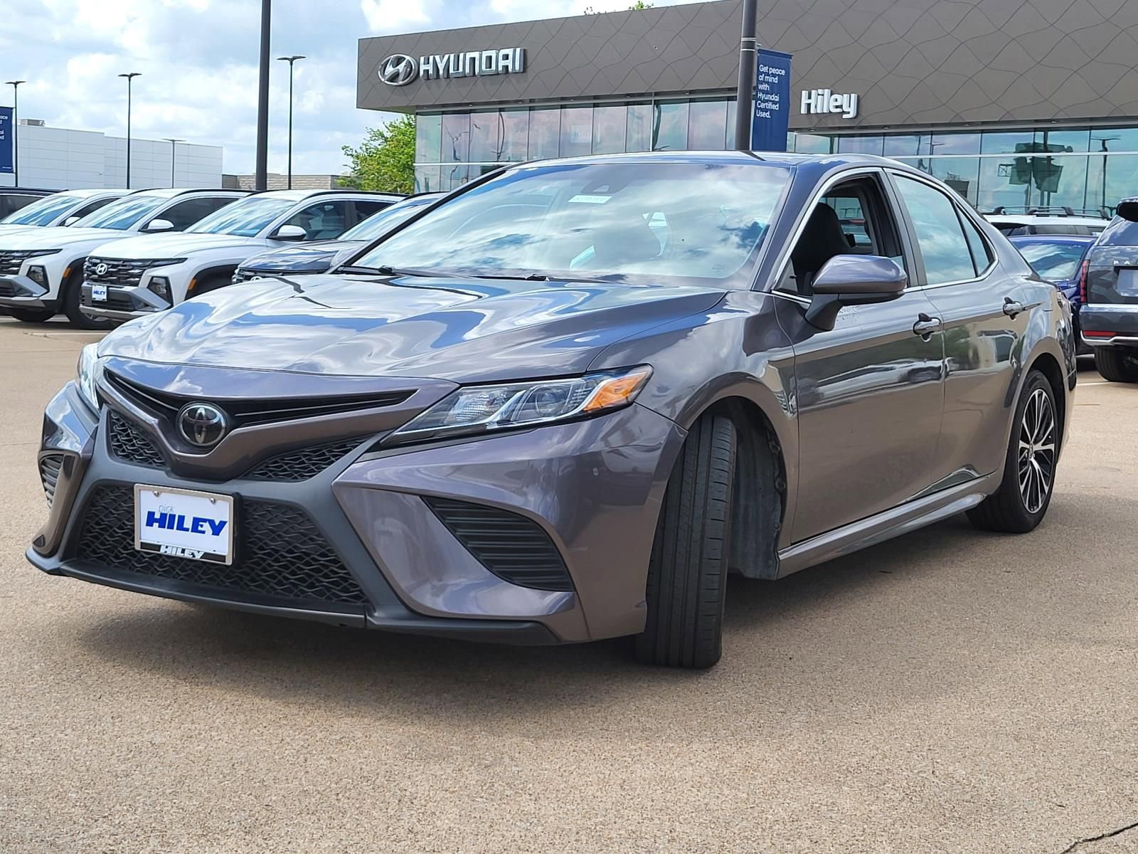 Used 2020 Toyota Camry SE image 2
