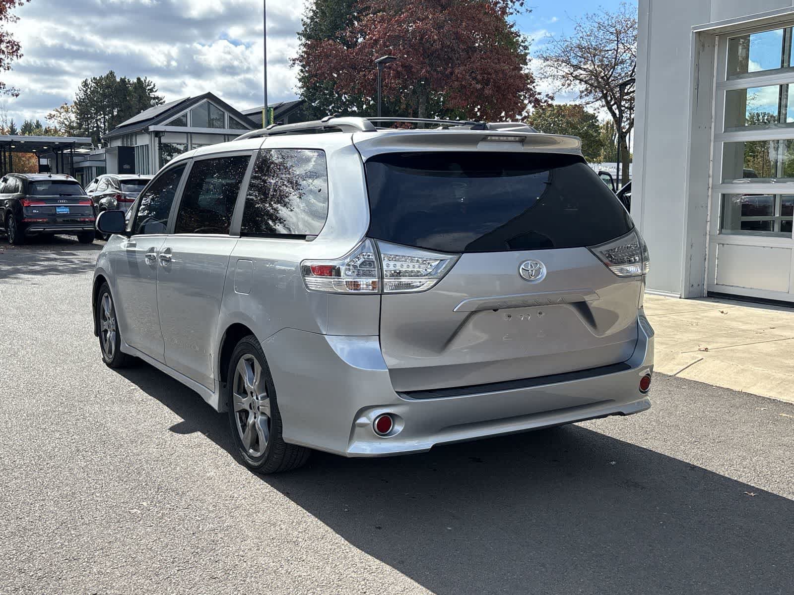 Used 2017 Toyota Sienna SE Premium w/ Cargo Management Package FWD image 3