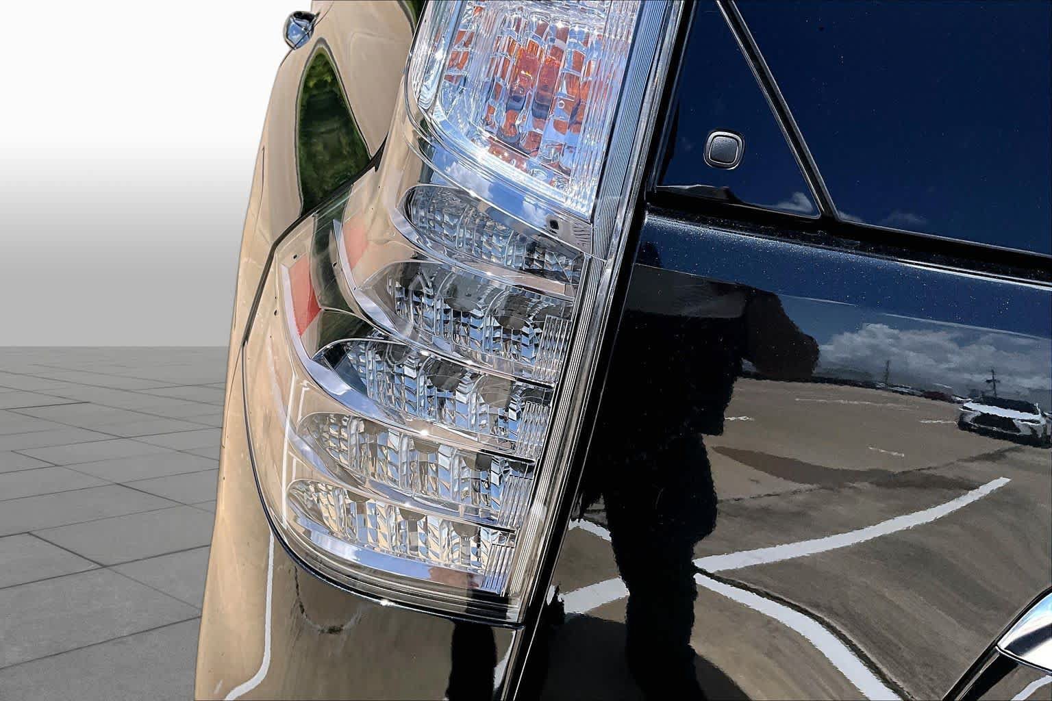 Used 2023 Lexus GX 460 Luxury w/ Accessory Package AWD/4WD image 29