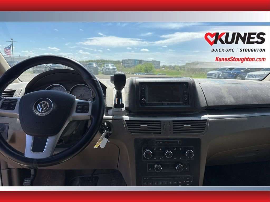 Used 2011 Volkswagen Routan SE FWD image 26