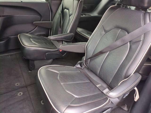 Used 2025 Chrysler Pacifica Limited FWD image 27