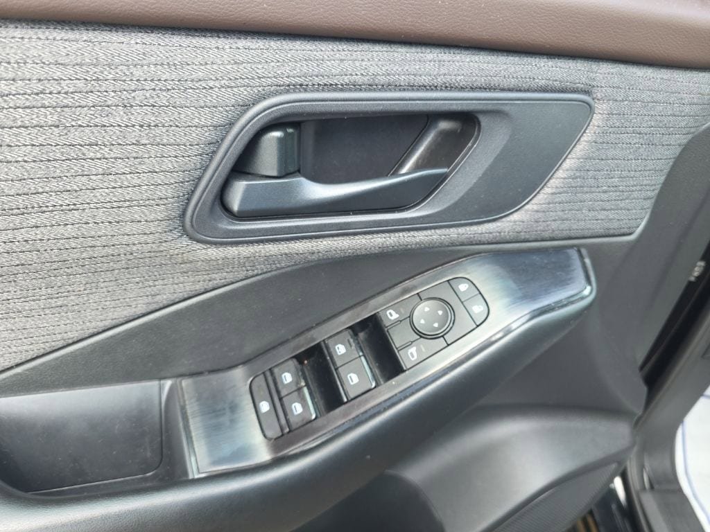 Used 2023 Nissan Rogue S AWD/4WD image 15