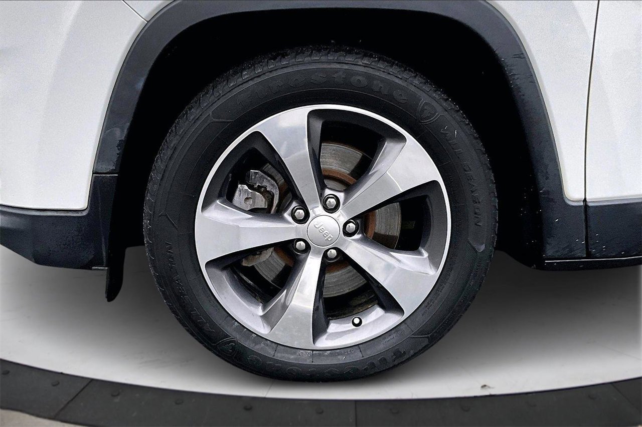 Used 2020 Jeep Cherokee Limited image 31