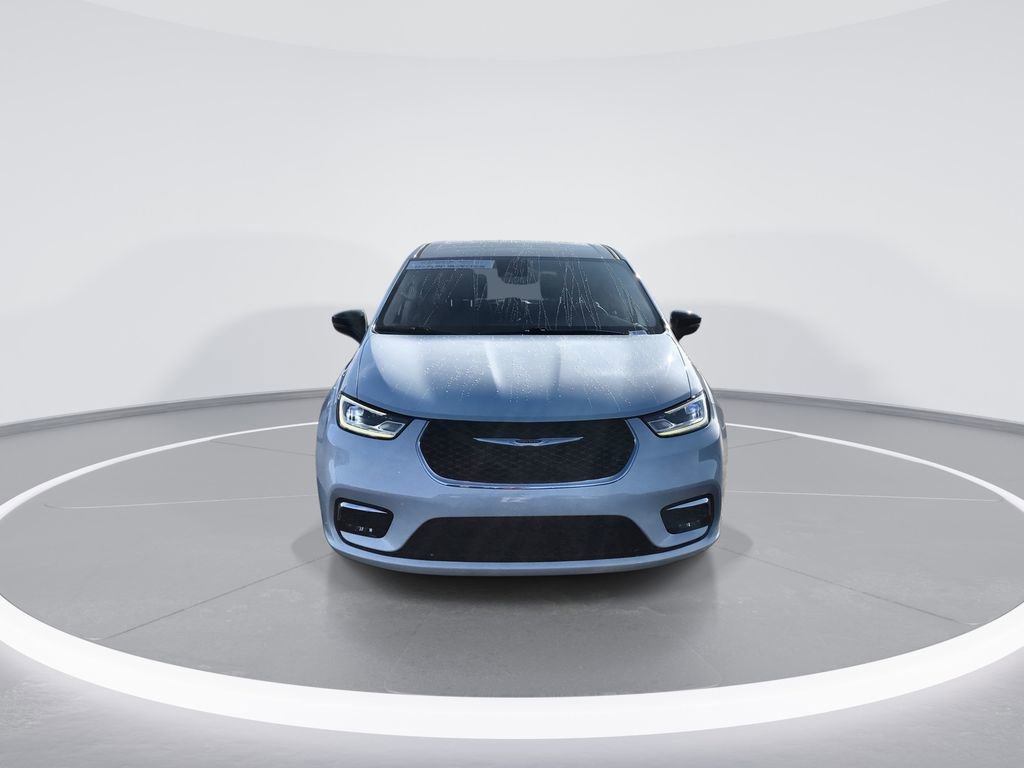 Used 2024 Chrysler Pacifica Touring-L FWD image 3