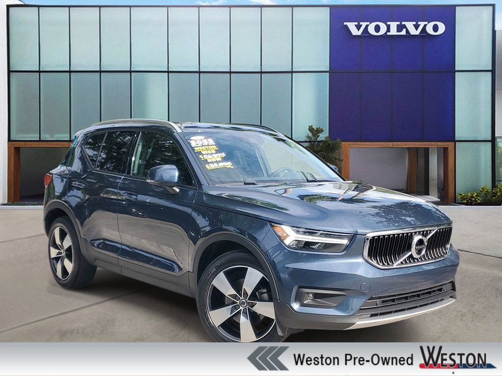 Certified 2022 Volvo XC40 T4 Momentum w/ Premium Package FWD image 1