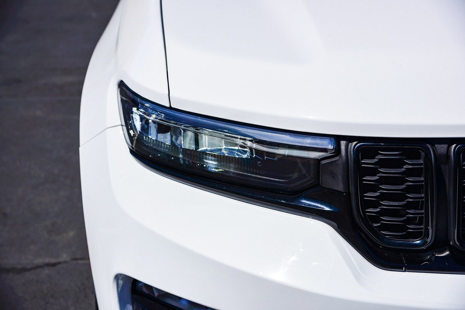 Used 2023 Jeep Grand Cherokee Limited w/ Black Appearance Package image 12