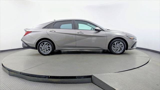 Used 2025 Hyundai Elantra Hybrid FWD image 9