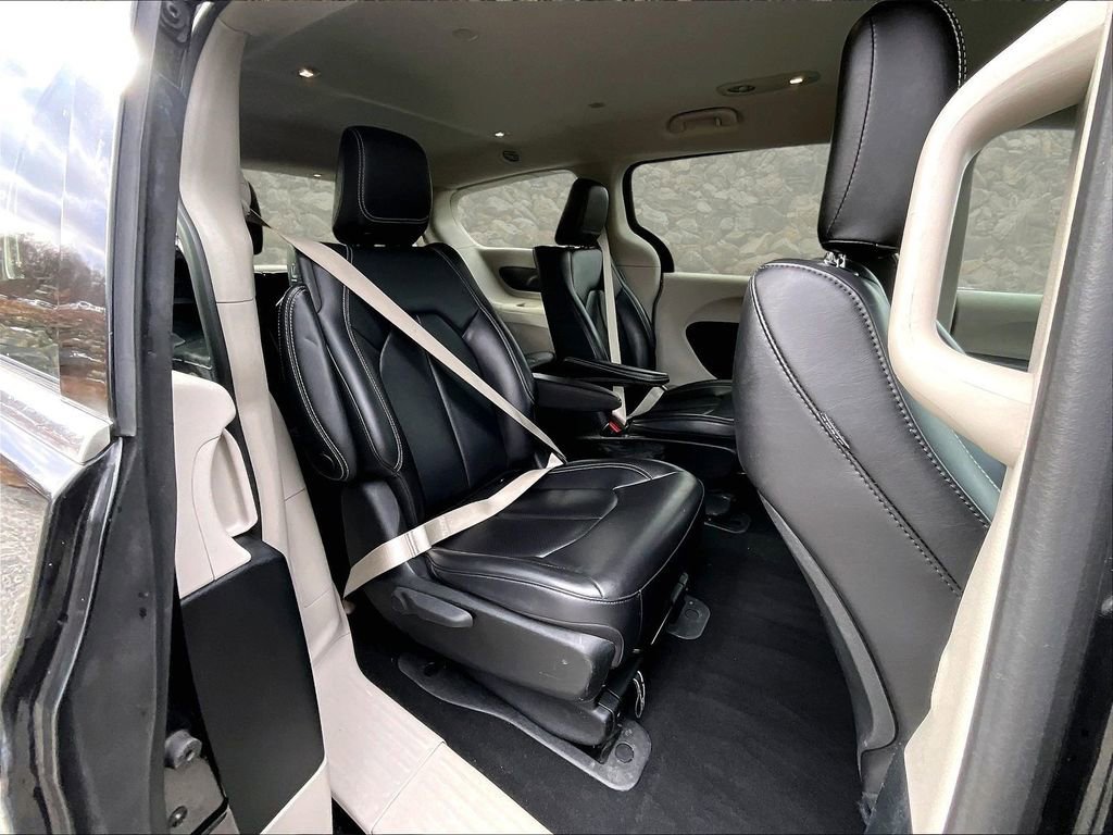 Used 2023 Chrysler Pacifica Touring-L image 25
