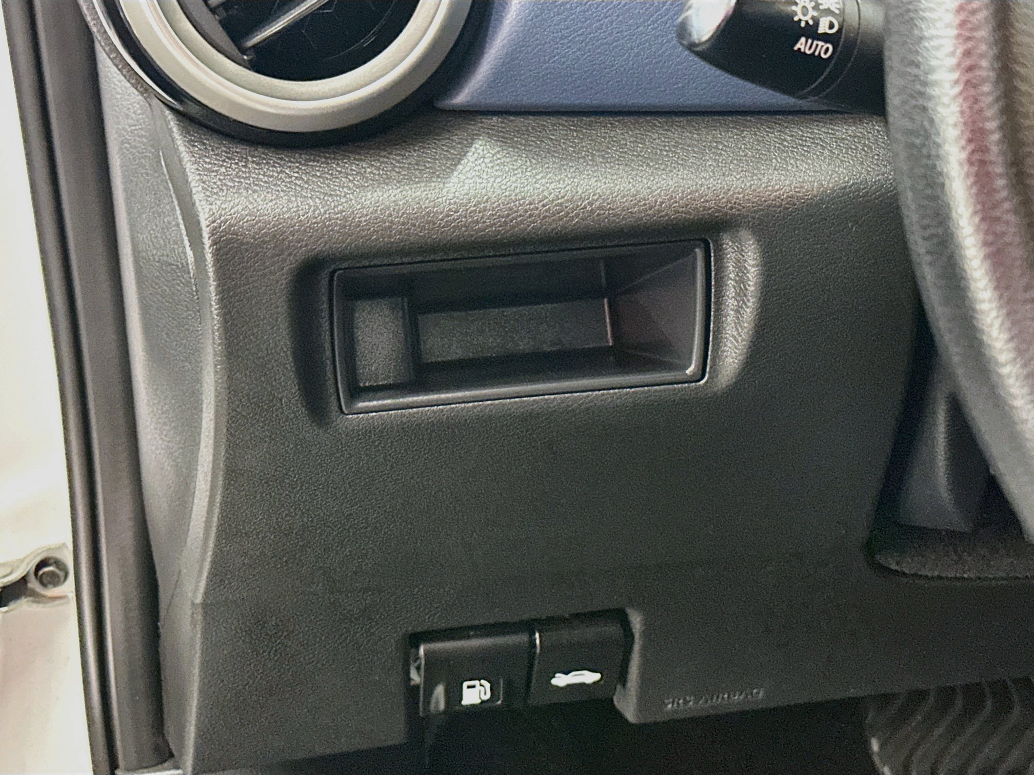 Used 2025 Nissan Versa SV FWD image 17