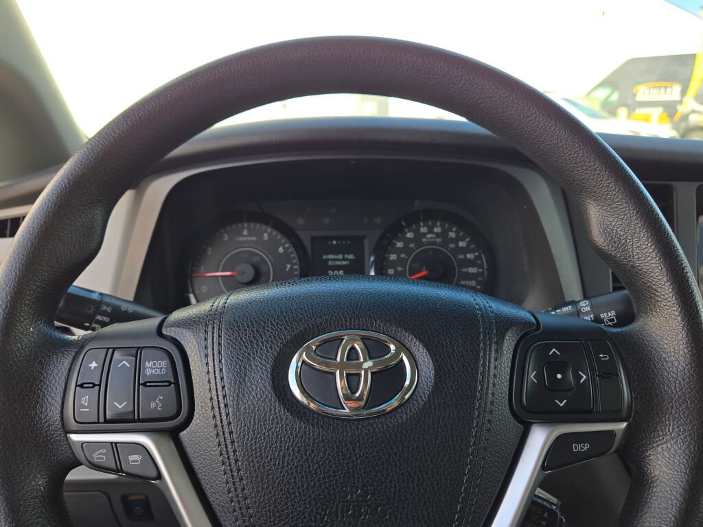 Used 2015 Toyota Sienna LE FWD image 29