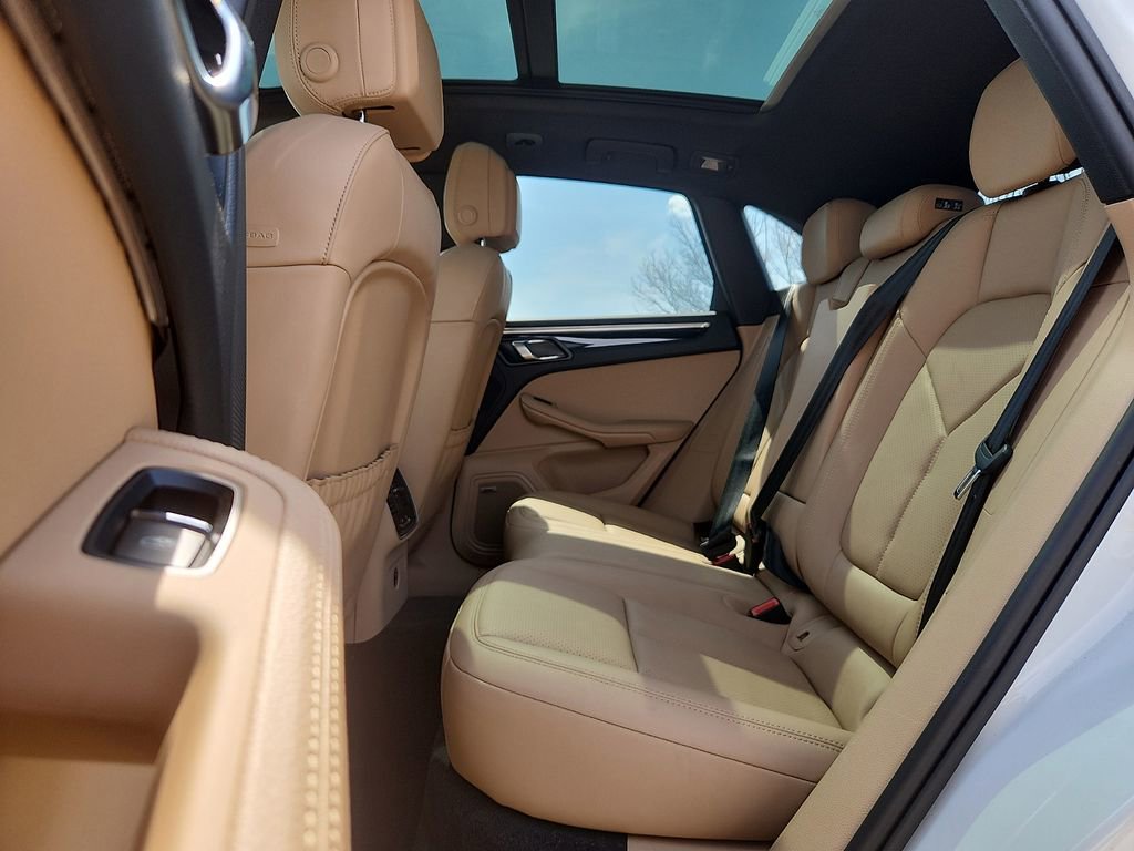 Certified 2025 Porsche Macan image 11