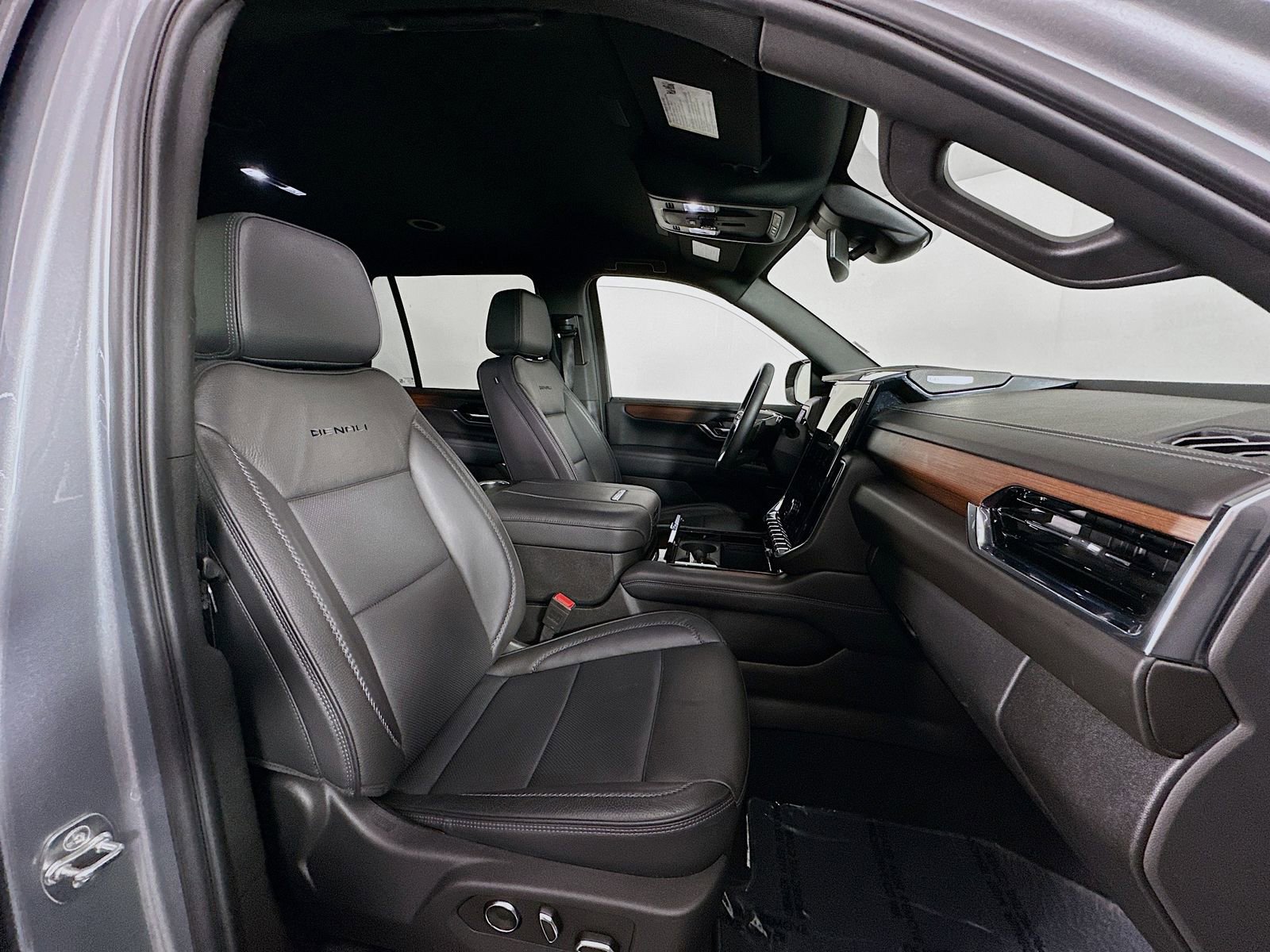 Used 2025 GMC Yukon Denali image 31
