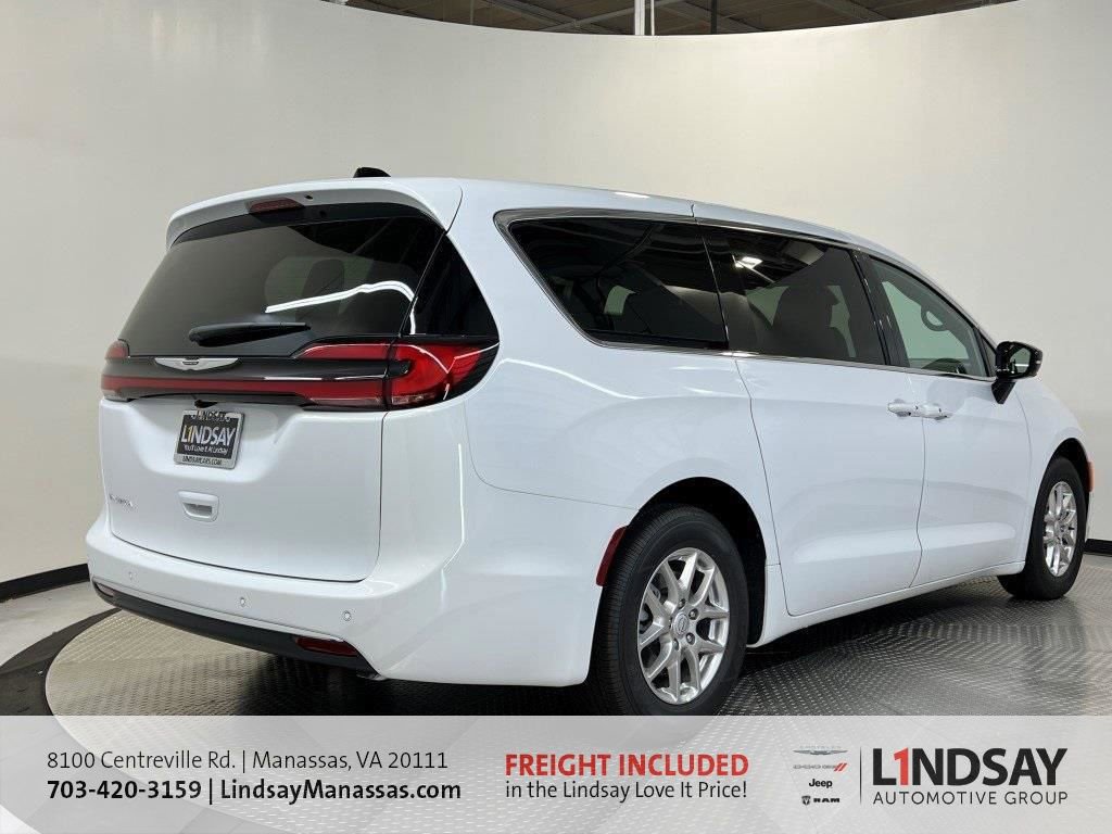 New 2026 Chrysler Pacifica Select image 3