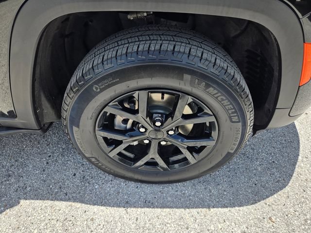 Certified 2025 Jeep Grand Cherokee Altitude AWD/4WD image 17