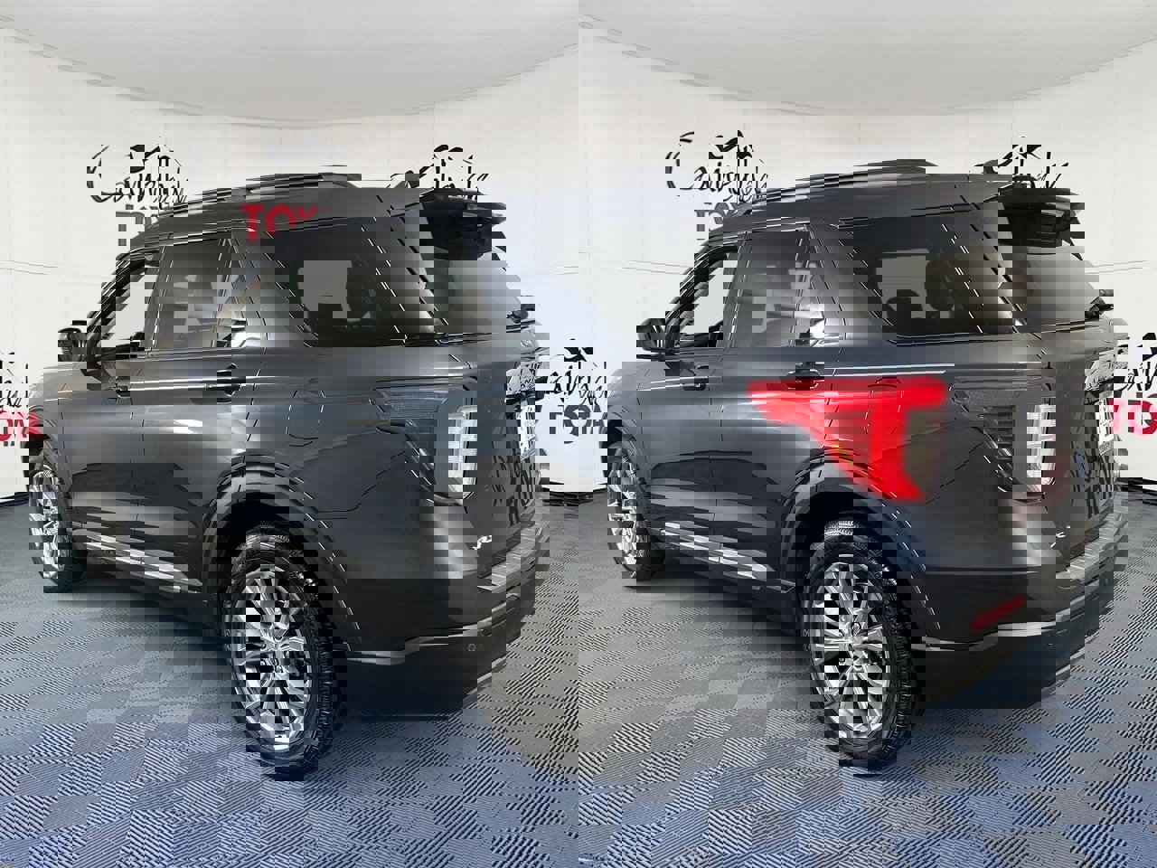 Used 2022 Ford Explorer XLT w/ Equipment Group 202A image 5