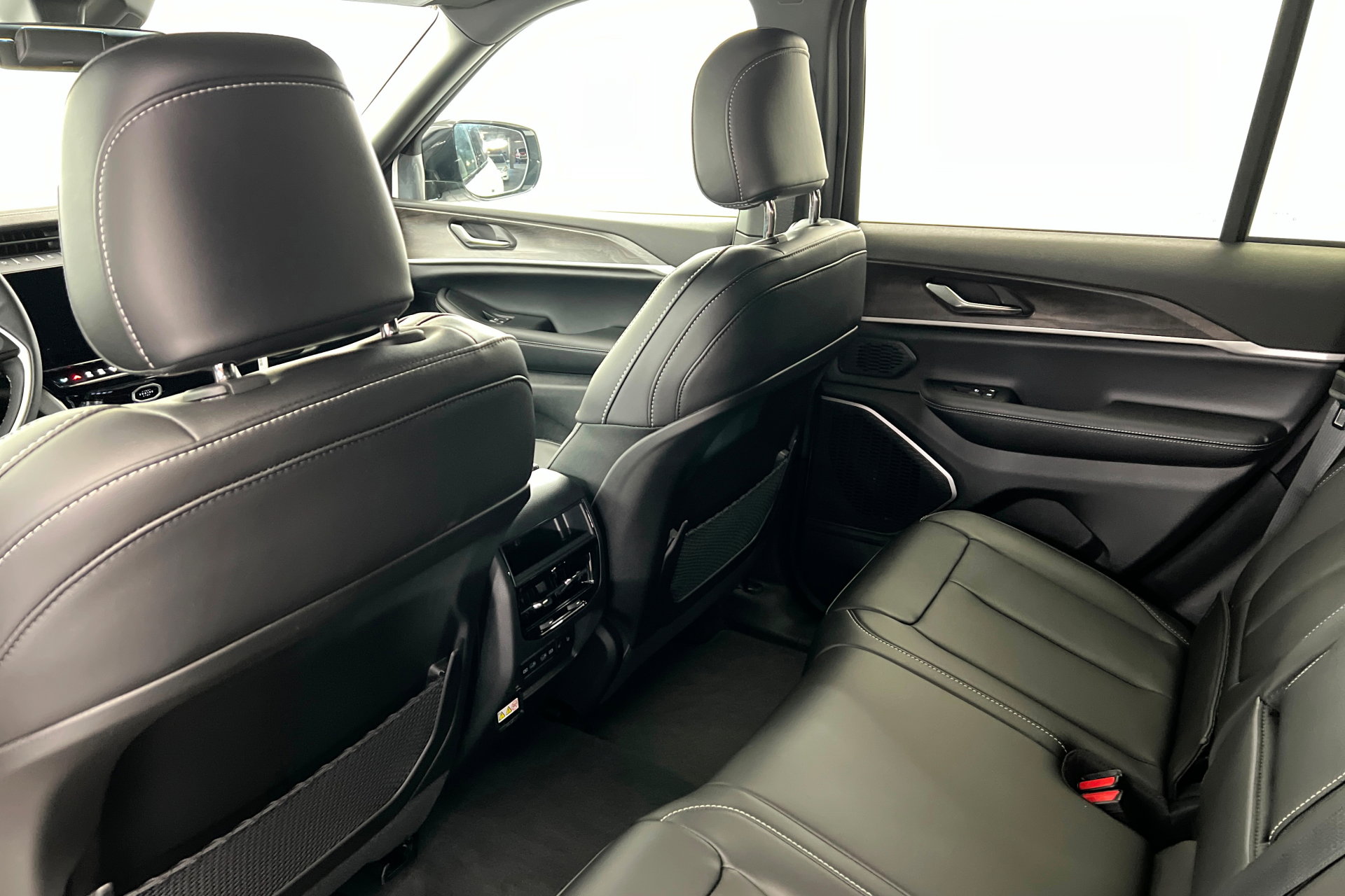 New 2026 Jeep Grand Cherokee Limited w/ Limited Altitude Package AWD/4WD image 19