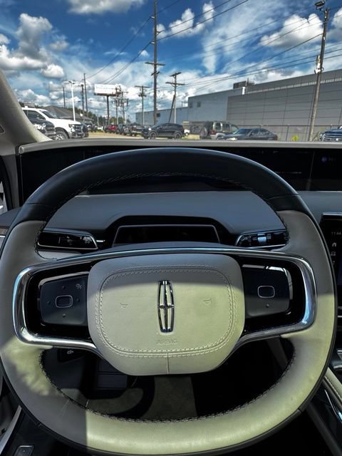 Used 2025 Lincoln Nautilus Premier AWD/4WD image 17