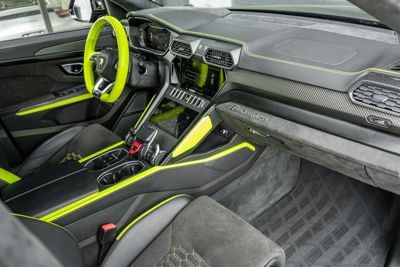 Used 2022 Lamborghini Urus AWD/4WD image 2
