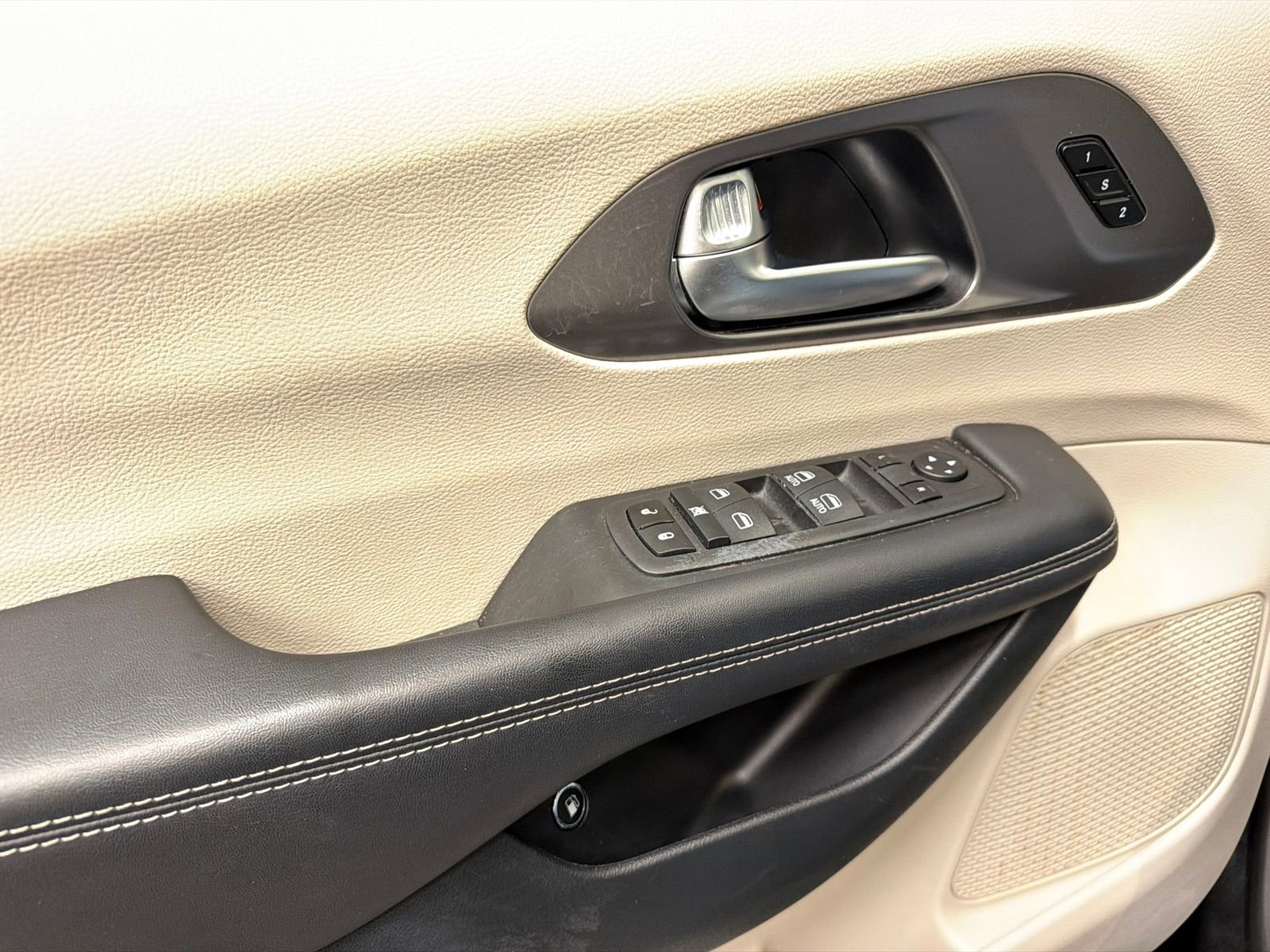 Used 2023 Chrysler Pacifica Touring-L FWD image 33