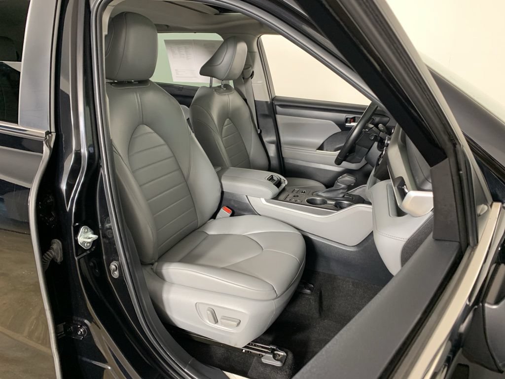 Used 2023 Toyota Highlander XLE AWD/4WD image 42