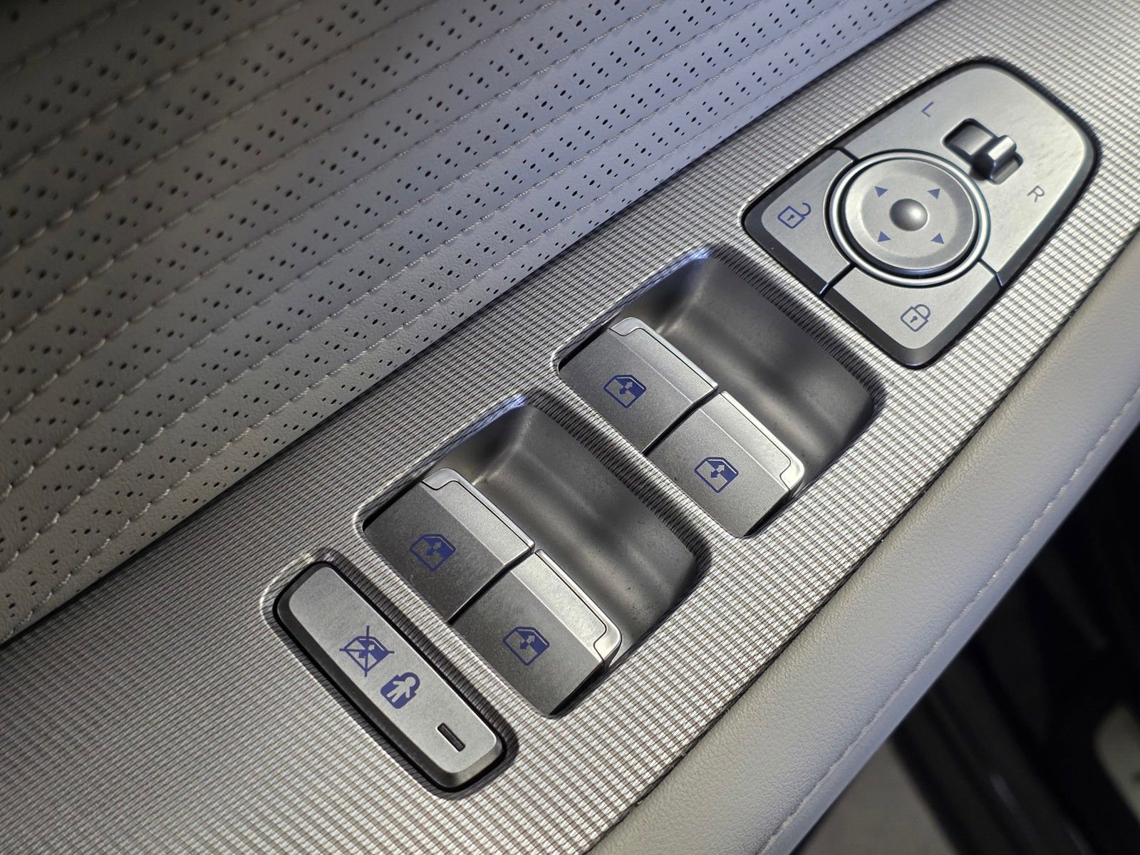 Used 2024 Hyundai Palisade Calligraphy image 22