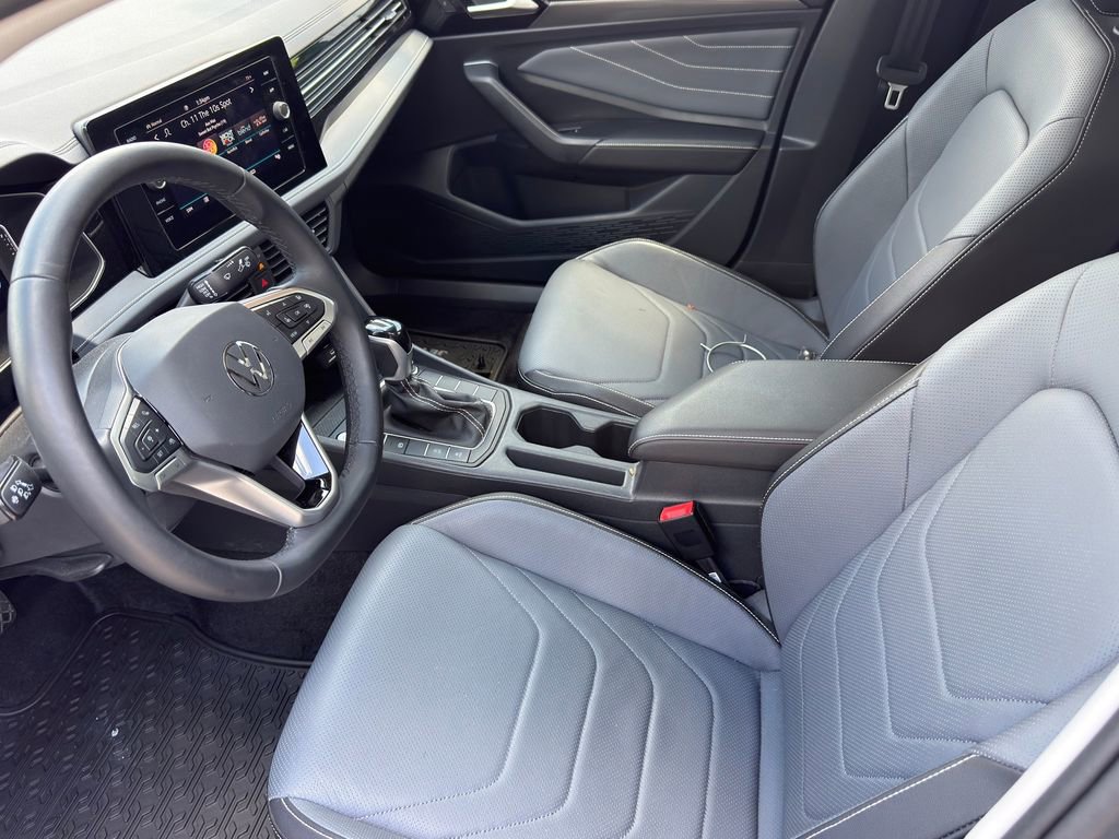 Certified 2025 Volkswagen Jetta SEL image 9