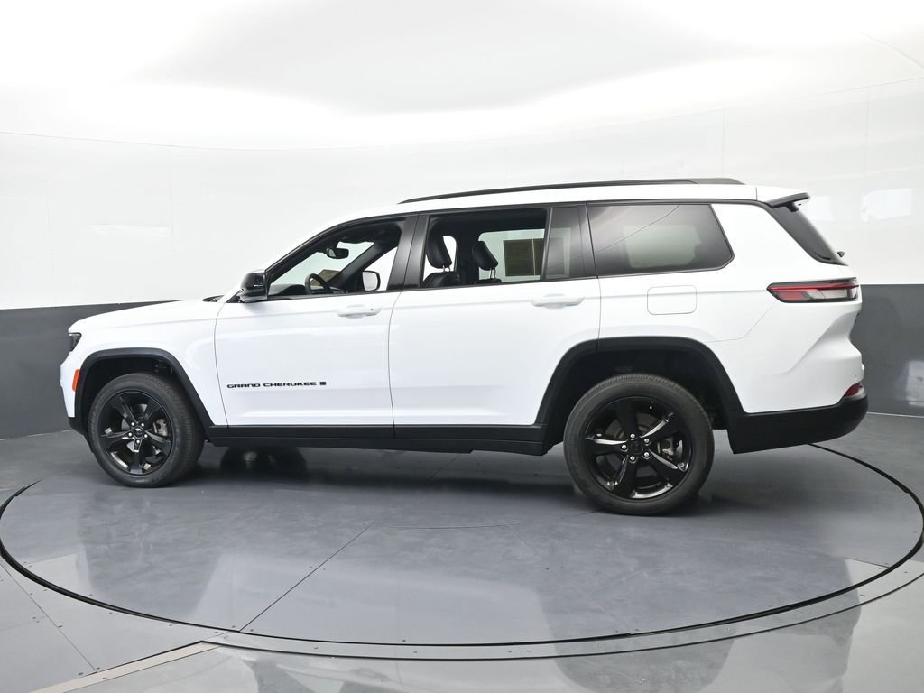 Used 2023 Jeep Grand Cherokee L Laredo RWD image 3
