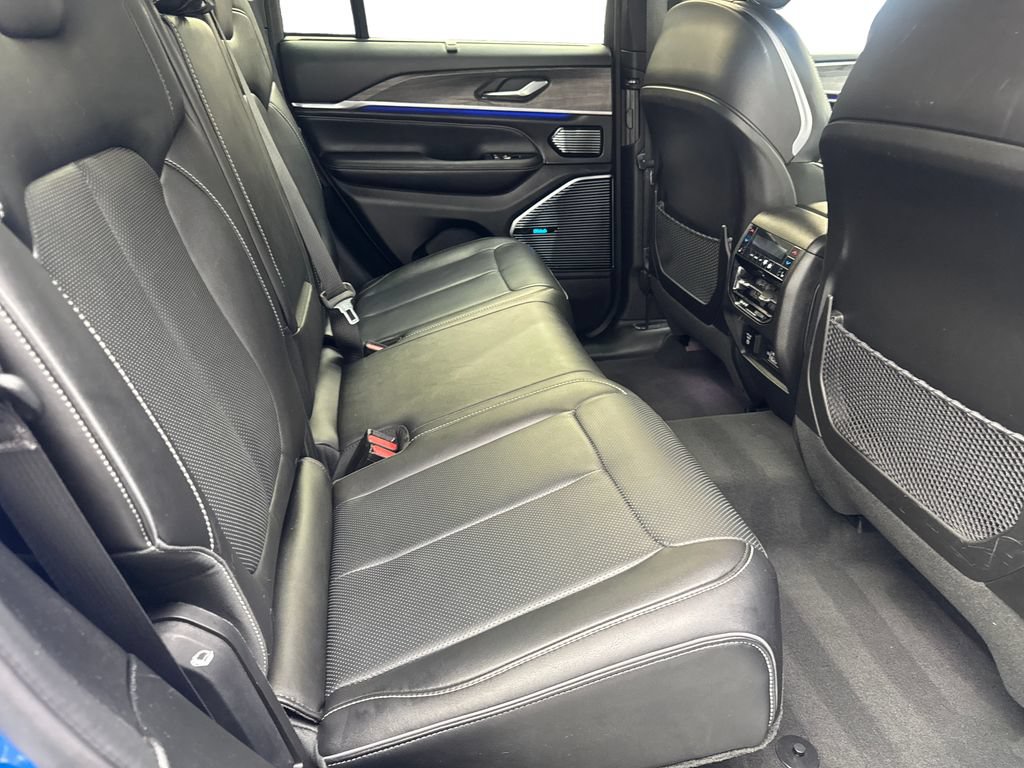 Used 2022 Jeep Grand Cherokee Overland w/ Advanced Protech Group III AWD/4WD image 40