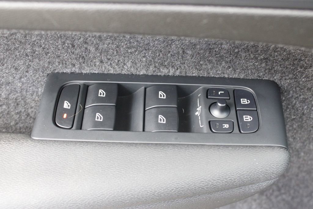 Used 2025 Volvo XC40 B5 Core AWD/4WD image 19
