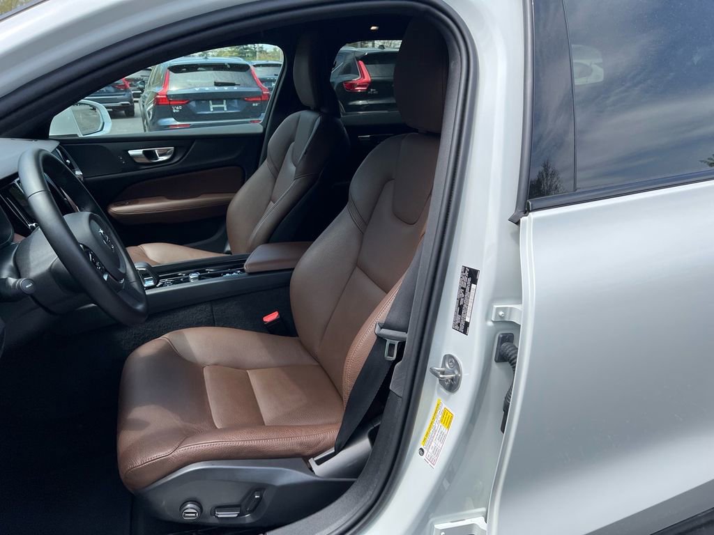 Certified 2025 Volvo V60 B5 Cross Country Plus AWD/4WD image 11