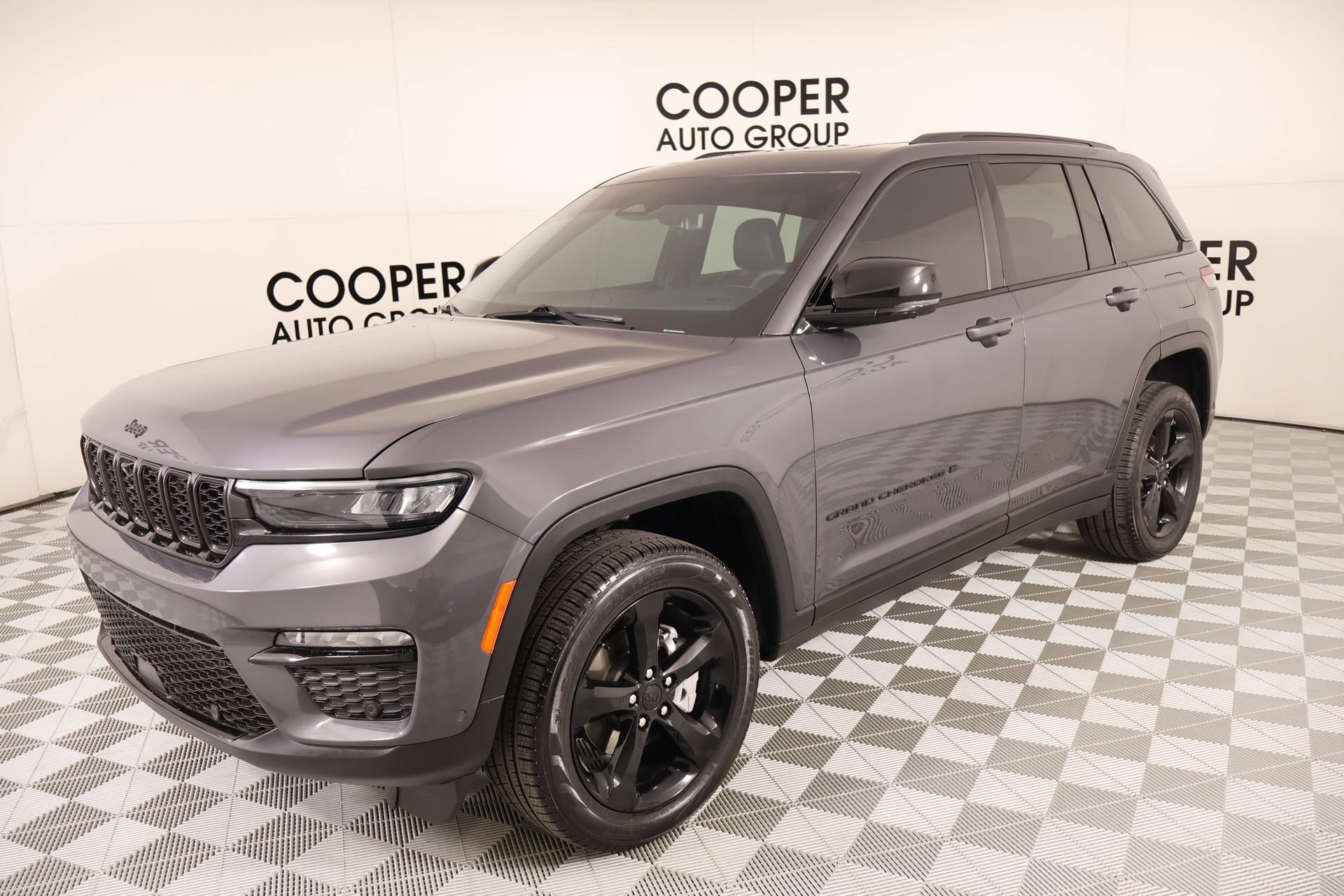 Used 2025 Jeep Grand Cherokee Limited w/ Luxury Tech Group II AWD/4WD image 11